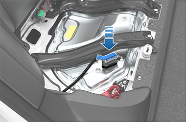 箭头显示正在安装连接器